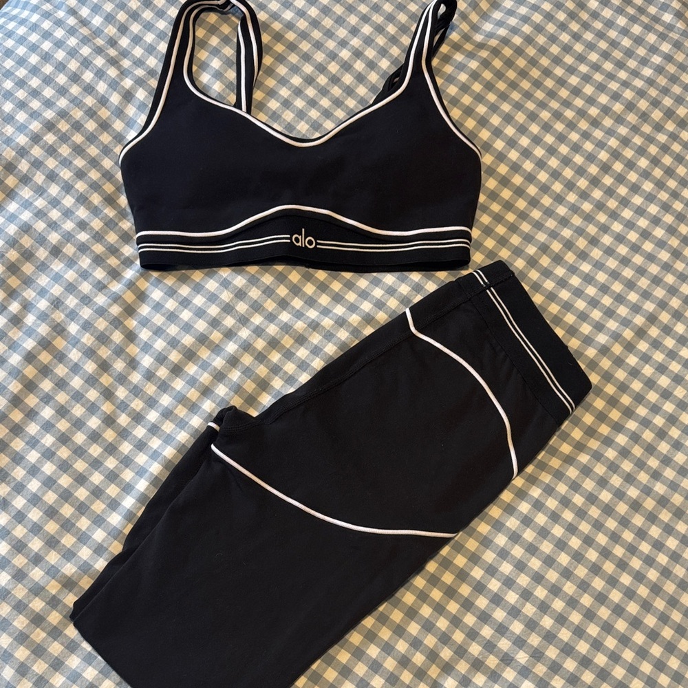 ALO Yoga sports bra and leggings - Picture 3 of 6